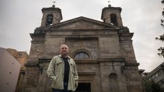 O p�rroco Alfonso Mera, diante da igrexa de Santa Ux�a de Ribeira.