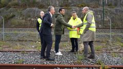 El presidente de la Diputaci�n, Luis L�pez, visit� ayer el trazado en desuso junto a personal de Adif.