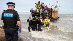 La polic�a fronteriza desembarca a inmigrantes rescatados en el canal de la Mancha en el puerto ingl�s de Dungeness.