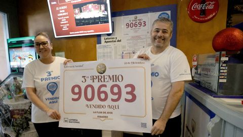 Jos� Fern�ndez, en A Flor de Jose, celebrando el premio que dio la pasada Navidad, en breve va a abrir negocio en Avil�s