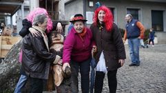 El meco se coloca de pie y todos los vecinos posan con �l antes de que desaparezca durante la noche para, despu�s, recorrer el pueblo con �l