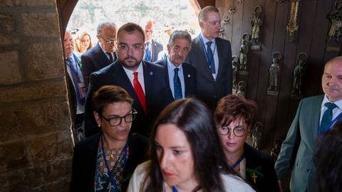 Adrin Barbn y Miguel ngel Revilla participaron en el acto religioso de inicio del Ao Jubilar Lebaniego.