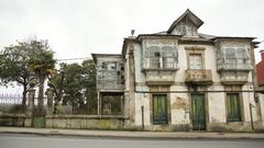 BU�O. El Concello de Malpica tuvo que gastar 15.000 euros en desbrozar el jard�n de esta hermosa vivienda en el centro de Bu�o. Los vecinos se quejaban de que se hab�a convertido en refugio de alima�as. Ahora, el gobierno local busca a los herederos para pasarles la factura, pero ser� un proceso largo y complicado, seg�n reconoci� el alcalde malpic�n