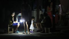 Personas esperan durante un apag�n en La Habana (Cuba).