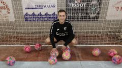 Pancho Garc�a, antes de un entrenamiento en el pabell�n del centro c�vico de Xove.