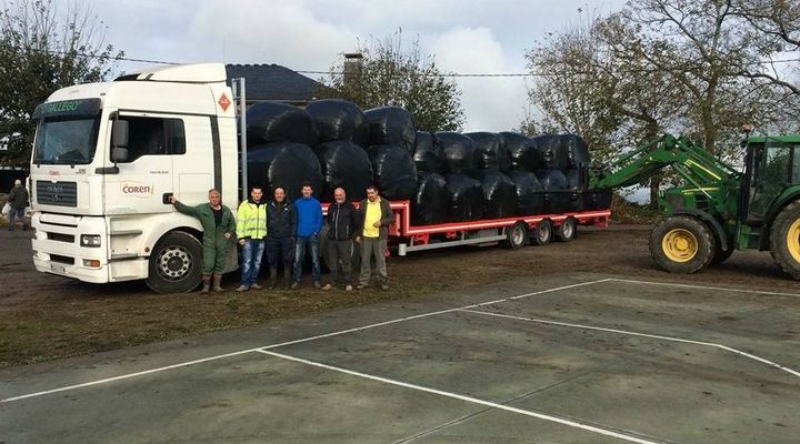 Imagen de uno de los camiones cargados con silo donado por los ganaderos.