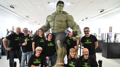 <span lang= gl >Membros do Curtas Festival do Imaxinario de Vilagarca de Arousa, o pasado venres posando diante da figura de Hulk na inauguracin da exposicin sobre heroes da Marvel do certame audiovisual</span>