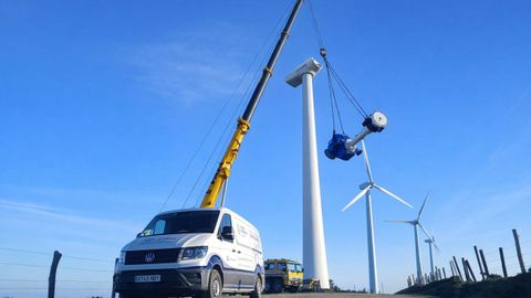 Instalaci�n de piezas de un aerogenerador de Intaf en un parque e�lico.