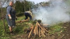 Vecinos de A Devesa realizando una quema controlada de restos