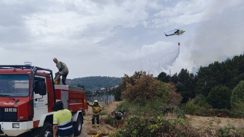 Un incendio mantiene en alerta O Cumial y Seixalbo (Ourense).
