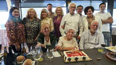 Antonia Vizcaya, rodeada de su familia, celebrando su 105 cumpleaos en Casa Sindo. 