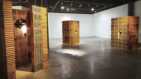 Imaxe da instalación que presenta o artista lugués na Bienal, sobre a vixilancia, o control e a fraxilidade da intimidade.