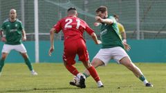 Jairo Lpez frena a un rival en la visita del Paiosaco a A Marosa.