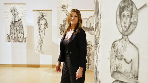 Raquel Figueiras, junto a alguna de las obras que expone en el Centro Cultural Marcos Valc�rcel 