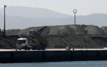 La dunita es transportada por camiones de la mina al puerto de Cari�o, donde se apila. 