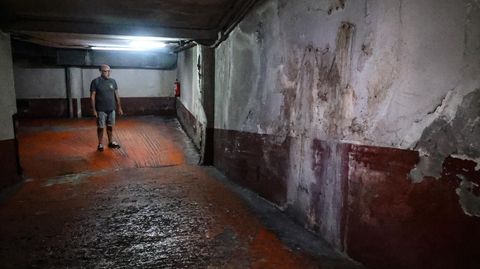 �scar Dopico, propietario de una plaza y directivo de la comunidad, muestra el estado del garaje de la calle del Sol, 118-120, lleno de humedades.