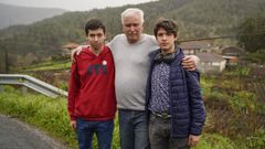Ra�l Sampedro y sus dos hijos en una imagen tomada en Castrelo de Mi�o, donde viven.