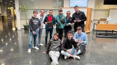Os integrantes do equipo denominado Dubel, ga�ador do terceiro premio no concurso de rob�tica da Escola de Enxe�er�a de Vigo