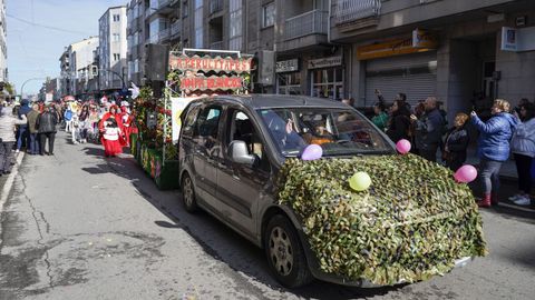 El multitudinario desfile escolar de entroido de Xinzo llen las calles del municipio