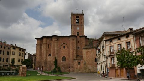 Monasterio de Santa Mara la Real y plaza de Navarra