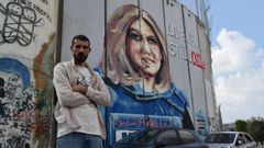 Taqi Spadee, junto a su grafiti sobre Shireen Abou Akleh, la periodista cristiana de Al Yazira asesinada por Israel el a�o pasado.