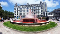 La fuente de la plaza de la Escandalera se ti�e de rojo por el D�a Mundial del Donante de Sangre