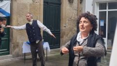 Las visitas guiadas �Cami�o branco de Rosal�a� de la compa��a teatral Os Quinquill�ns permite al p�blico conocer la figura de Rosal�a de Castro mientras recorre el casco de Padr�n. El espect�culo, que tiene lugar los mi�rcoles y viernes a las 12 horas, est� inspirado en el poema �Camino banco, viejo camino�.  La asistencia es gratuita, pero hay un n�mero limitado de plazas y es necesario reservar entrada en turismo@padron.gal