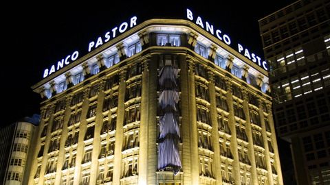 Oficina principal del Banco Pastor iluminada y engalanada con banderas para apoyar el RC Deportivo en la final de la Copa del Rey del 2002.