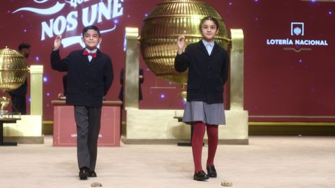 Dos ni�os de San Ildefonso cantando la loter�a de Navidad