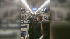Decenas de pasajeros viajaron otra vez de pie en el tren del eje atl�ntico