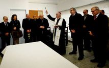 El arzobispo de Santiago, Juli�n Barrio, bendice el nuevo comedor social de C�ritas de Cee.