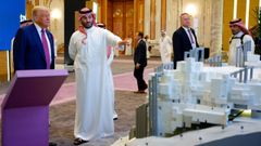 El prncipe Bin Salman charla con Donald Trump durante la reunin de inversores Arabia-EE.UU. en Riad