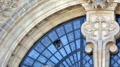 Vidriera rota en la fachada del Obradoiro por el futbolista Ronaldinho durante la grabaci�n de un anuncio del Xacobeo 2004