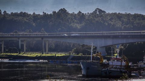 El puente de Catoira es la principal conexión por carretera entre Barbanza y O Salnés.
