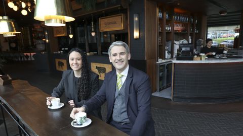 Cuando el abogado �scar Rodr�guez Mallo -en la foto, con una compa�era- no est� en las oficinas de la asesor�a FSL es posible encontrarlo en el cercano mercado gastron�mico Boanerges, en Santiago, al que acude a desayunar, a comer o el fin de semana con la familia.