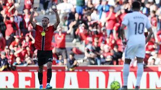 El delantero del Mallorca Muriqi (izquierda), celebrando su gol en presencia de Mbapp&eacute;