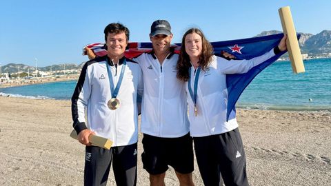 Antn Paz (en el centro de la imagen), el pasado agosto junto a la pareja neozelandesa de Nacra 17