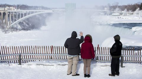 Las famosas cataratas del r�o Ni�gara, entre Estados Unidos y Canad�, est�n parcialmente heladas. 