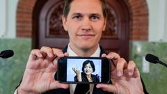 El presidente del Comit� Noruego del Nobel, Jorgen Watne Frydnes, muestra una imagen de la jueza Navi Pillay tras anunciar el galard�n de la paz del 2026