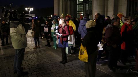 Colas para entrar al Teatro Real.