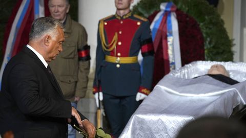 El primer ministro h�ngaro, Viktor Orb�n, rinde homenaje a Gorbachov.