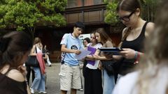 Alumnos ourensanos ante el Edificio de Ferro del campus, donde se celebraron las pruebas