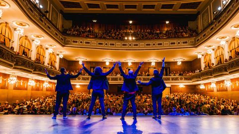 Una de las primeras actuaciones del Encontro Mundial de Humorismo en el Teatro Col�n