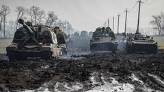 Veh�culos blindados rusos, este martes en una carretera de Rostov, regi�n de Rusia fronteriza con Donetsk.