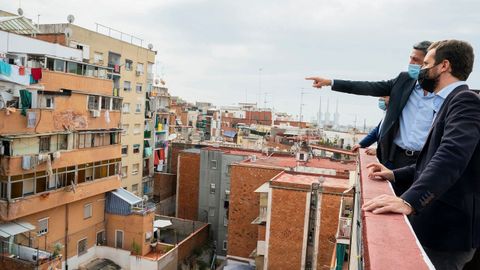 Pablo Casado, el pasado 17 de agosto en Badalona, visitando un bloque de viviendas afectado por okupas