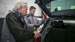 Ferm�n y Juan David, trabajadores del taller J Redondo de Outes