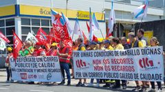 Trabajadores y delegados sindicales de Correos, este jueves en Pontevedra, durante la concentracin contra los recortes