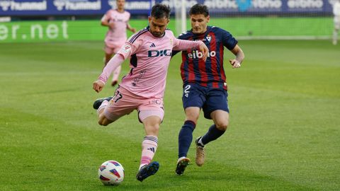 Aficionados del Oviedo antes del inicio del encuentro correspondiente a la vuelta de las semifinales de los playoff por el ascenso a Primera Divisi�n que Eibar y Oviedo disputan hoy mi�rcoles en el estado de Ipurua