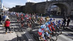 Los ciclistas pasando por la Muralla en la Vuelta 2020