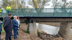 El alcalde estuvo presente, con t�cnicos de la empresa, en la reapertura del puente